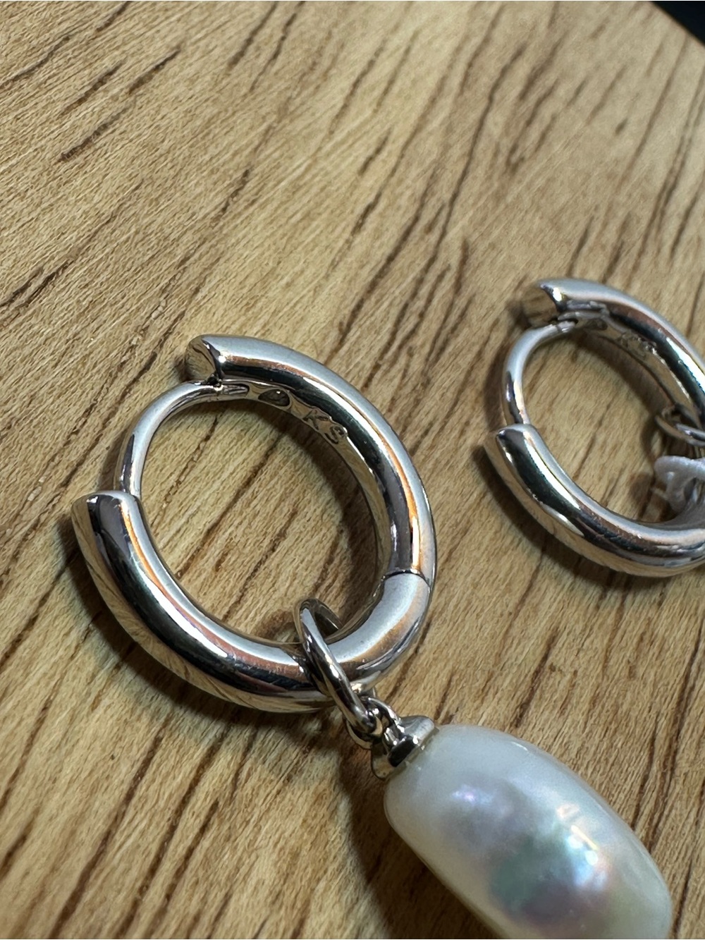 Kendra Scott silver freshwater pearl hoop earrings NWT - Picture 3 of 5